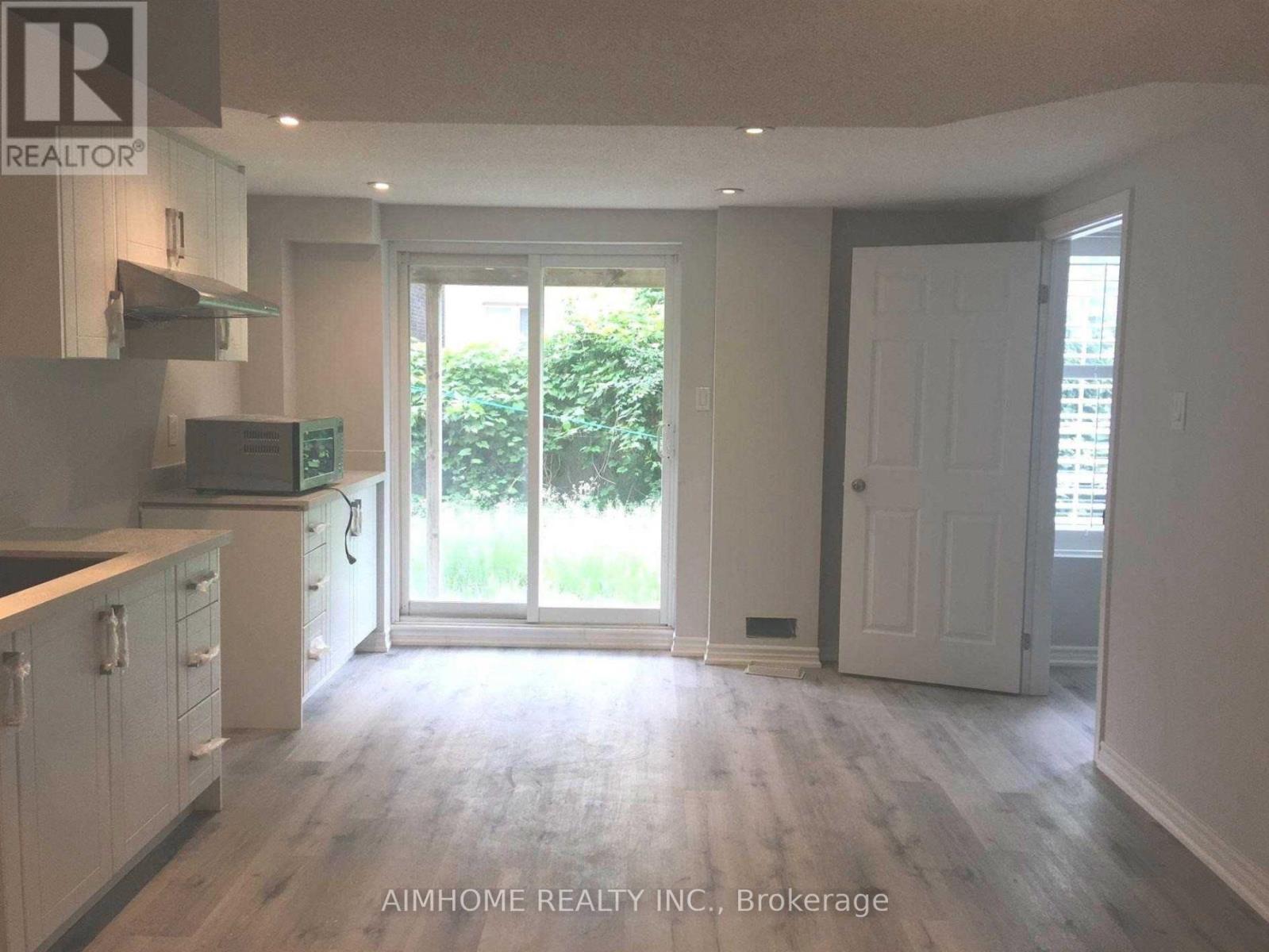 Lower - 71 Dewpoint Road, Vaughan, ON - Indoor Photo Showing Kitchen
