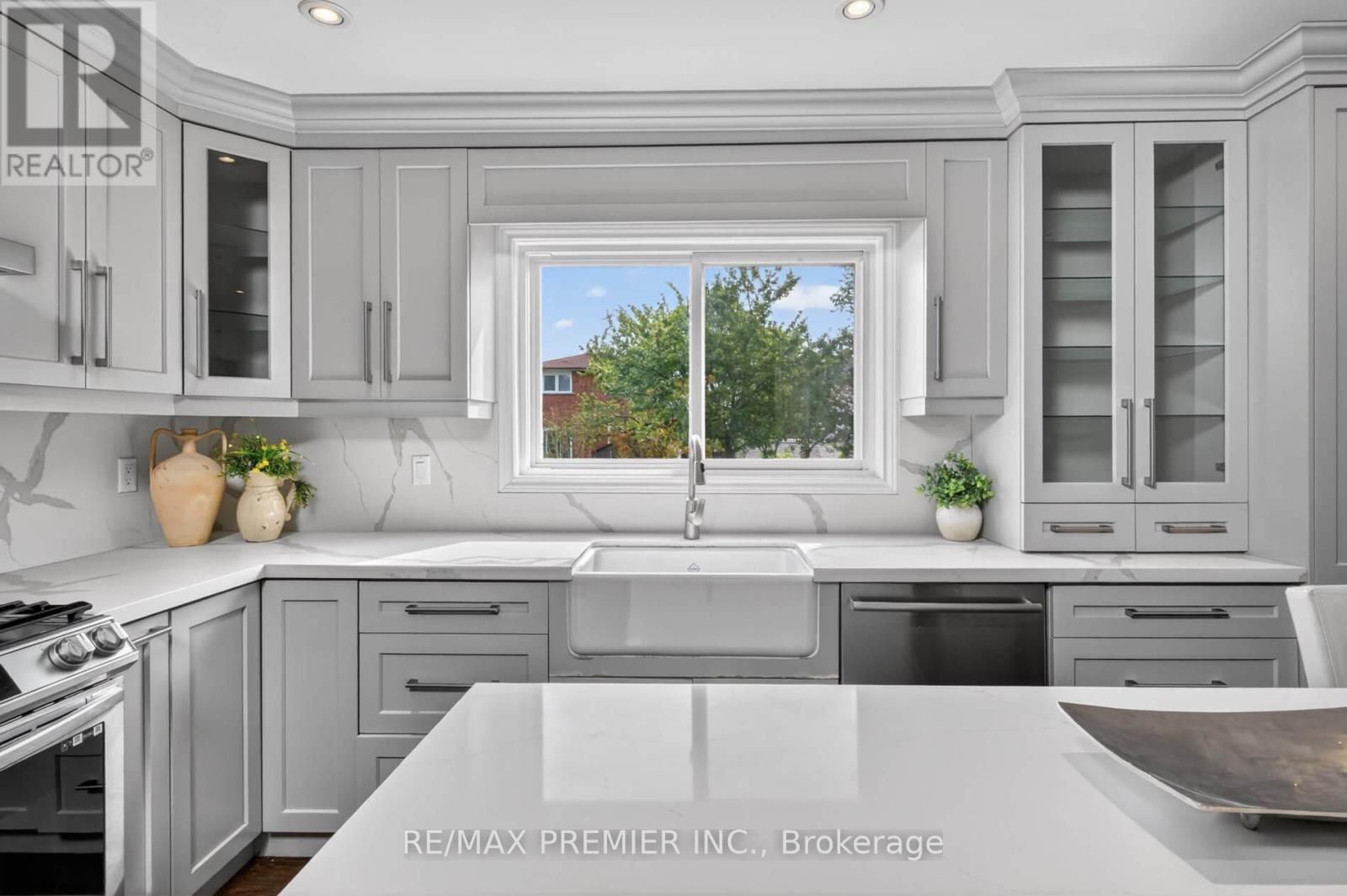 248 Forest Drive, Vaughan, ON - Indoor Photo Showing Kitchen With Upgraded Kitchen