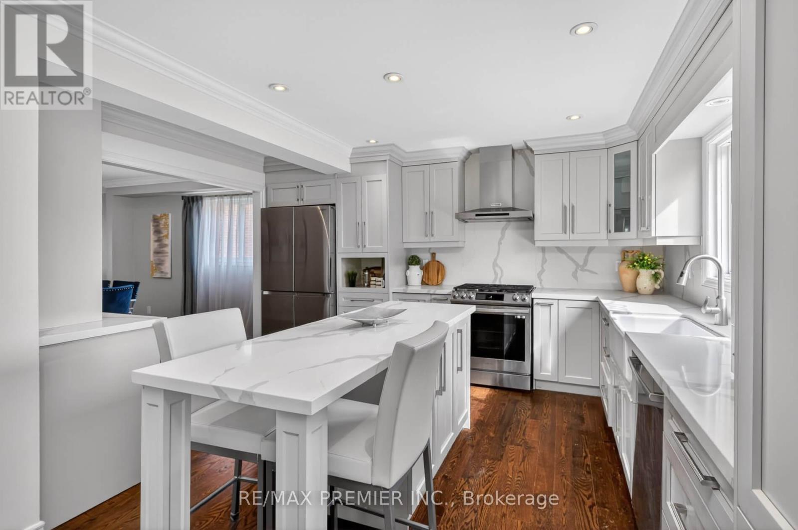 248 Forest Drive, Vaughan, ON - Indoor Photo Showing Kitchen With Upgraded Kitchen
