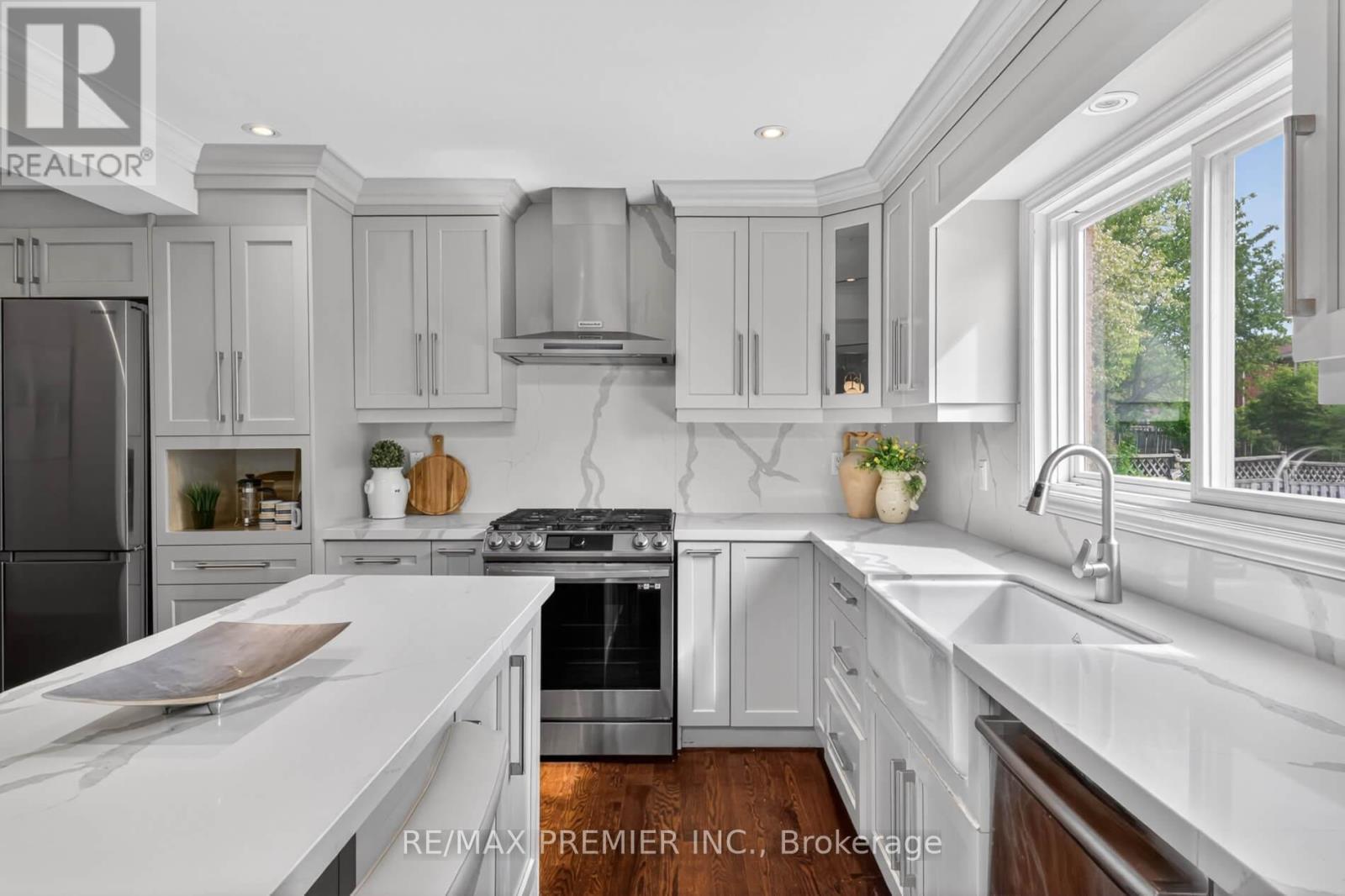 248 Forest Drive, Vaughan, ON - Indoor Photo Showing Kitchen With Upgraded Kitchen