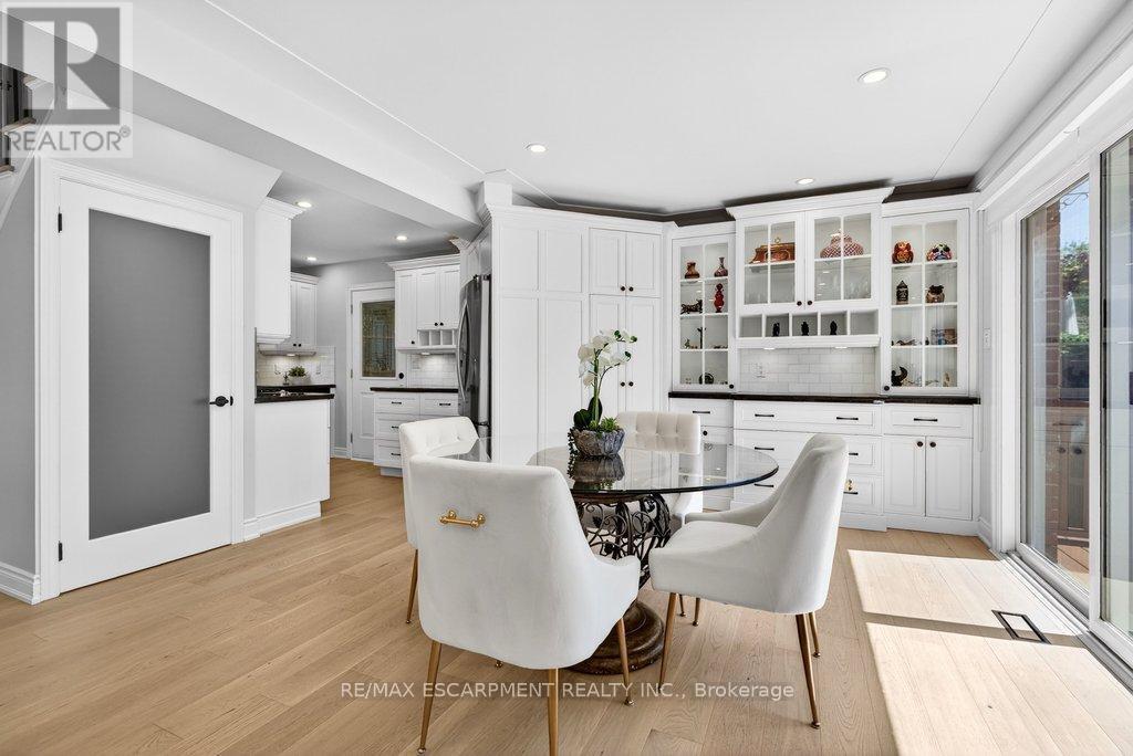 350 East Side Crescent, Burlington, ON - Indoor Photo Showing Dining Room