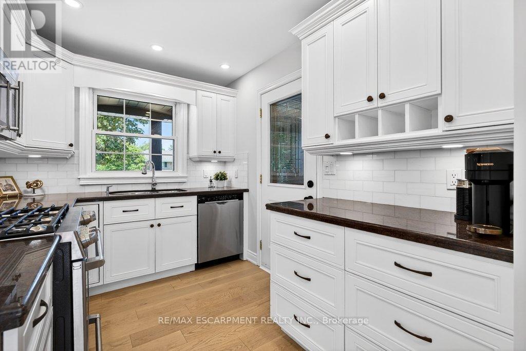 350 East Side Crescent, Burlington, ON - Indoor Photo Showing Kitchen With Stainless Steel Kitchen With Upgraded Kitchen