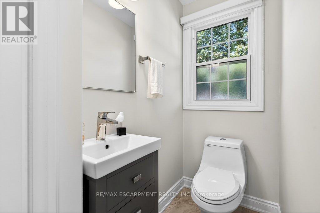 350 East Side Crescent, Burlington, ON - Indoor Photo Showing Bathroom