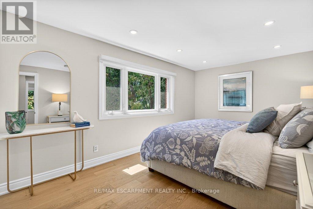 350 East Side Crescent, Burlington, ON - Indoor Photo Showing Bedroom