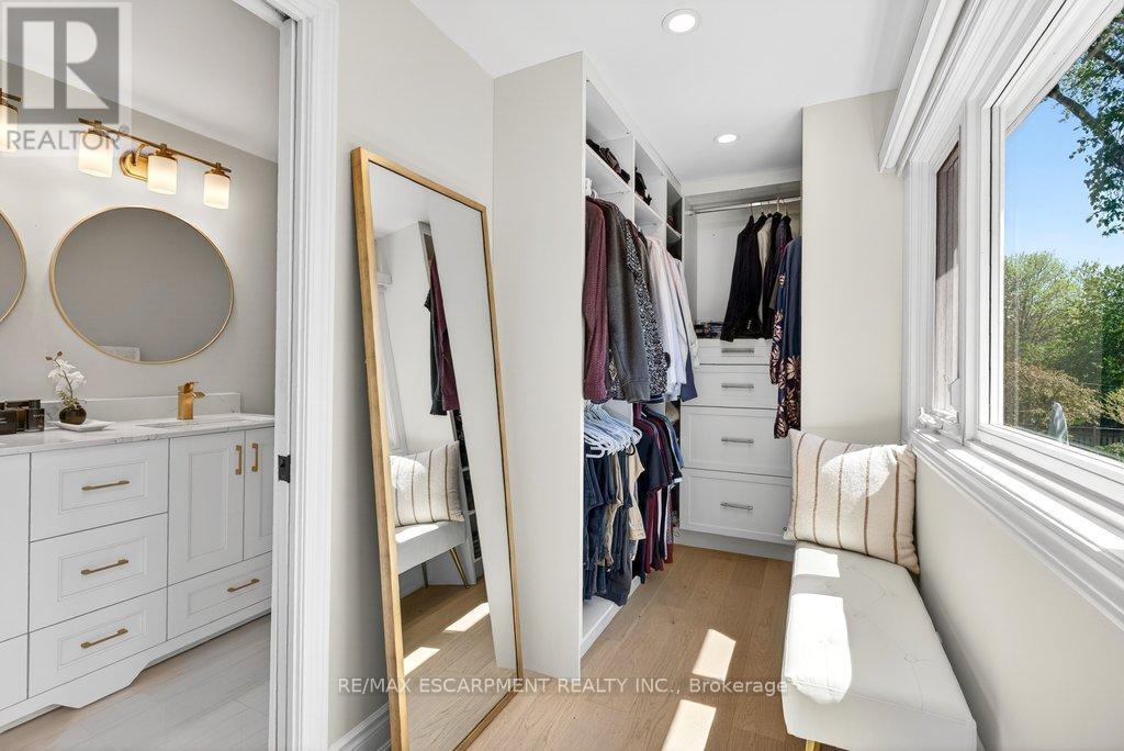 350 East Side Crescent, Burlington, ON - Indoor Photo Showing Bathroom