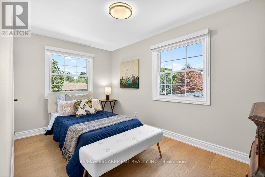 350 East Side Crescent, Burlington, ON - Indoor Photo Showing Bedroom