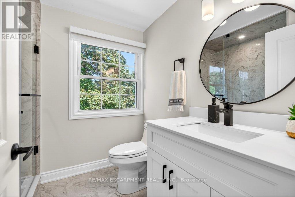 350 East Side Crescent, Burlington, ON - Indoor Photo Showing Bathroom