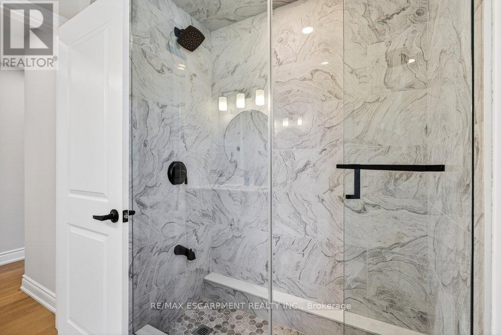 350 East Side Crescent, Burlington, ON - Indoor Photo Showing Bathroom