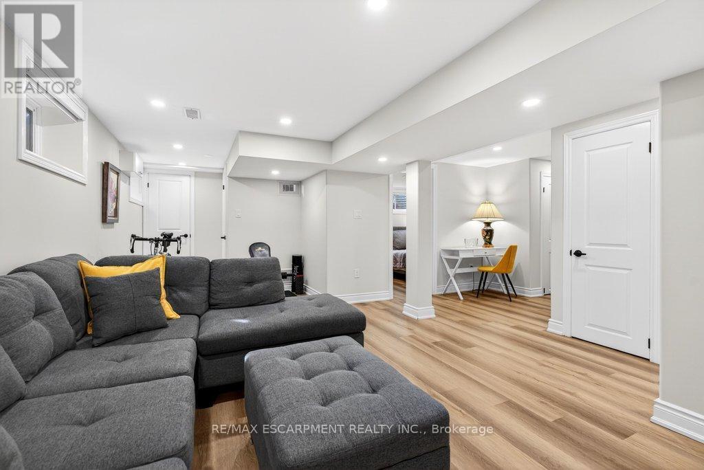 350 East Side Crescent, Burlington, ON - Indoor Photo Showing Living Room