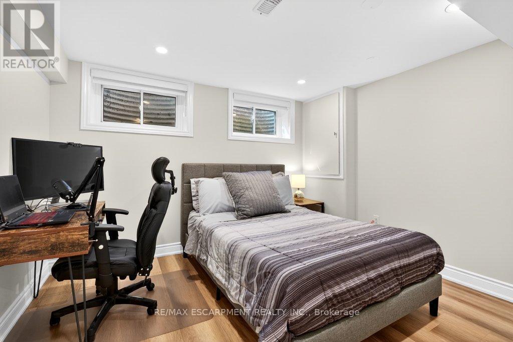 350 East Side Crescent, Burlington, ON - Indoor