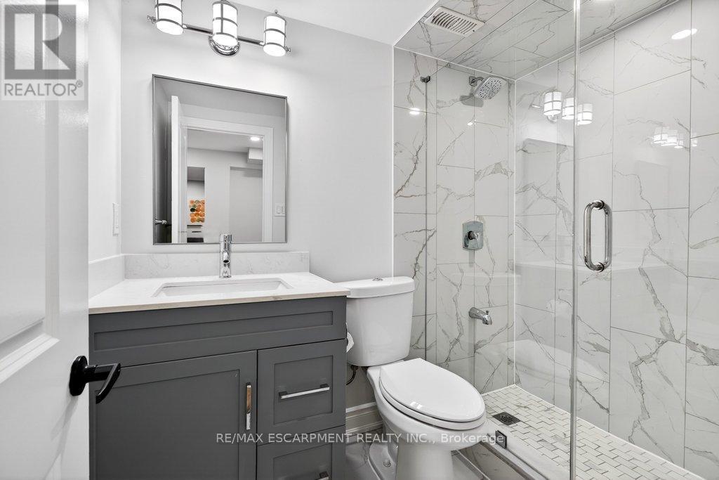 350 East Side Crescent, Burlington, ON - Indoor Photo Showing Bathroom