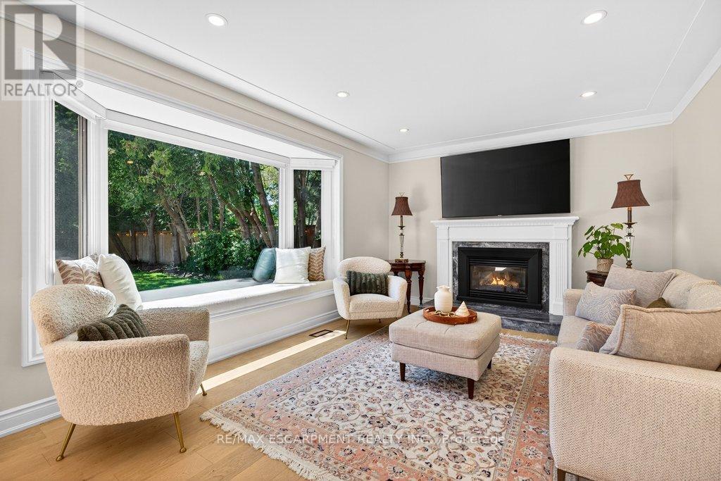 350 East Side Crescent, Burlington, ON - Indoor Photo Showing Living Room With Fireplace