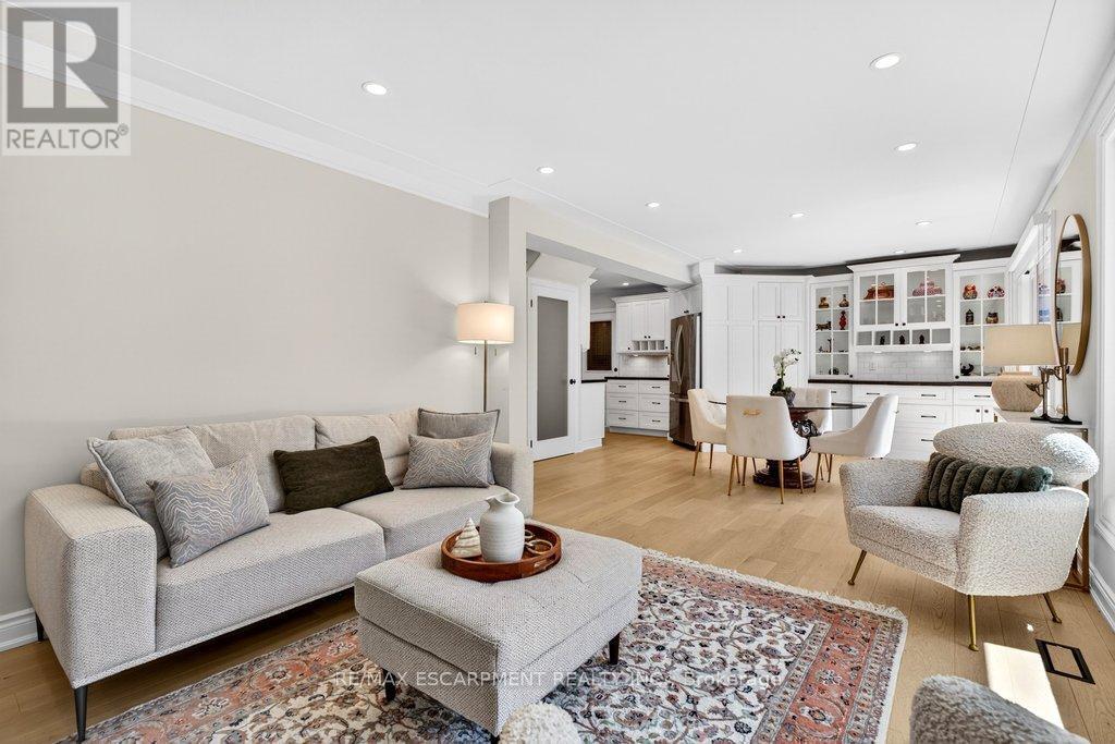 350 East Side Crescent, Burlington, ON - Indoor Photo Showing Living Room