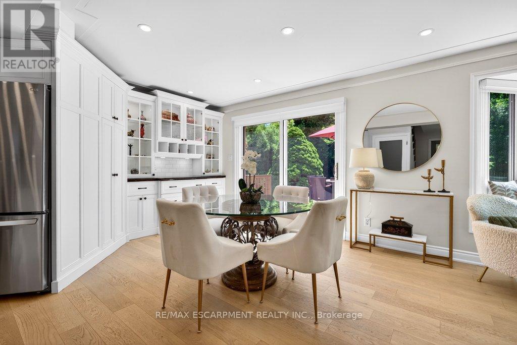 350 East Side Crescent, Burlington, ON - Indoor Photo Showing Dining Room