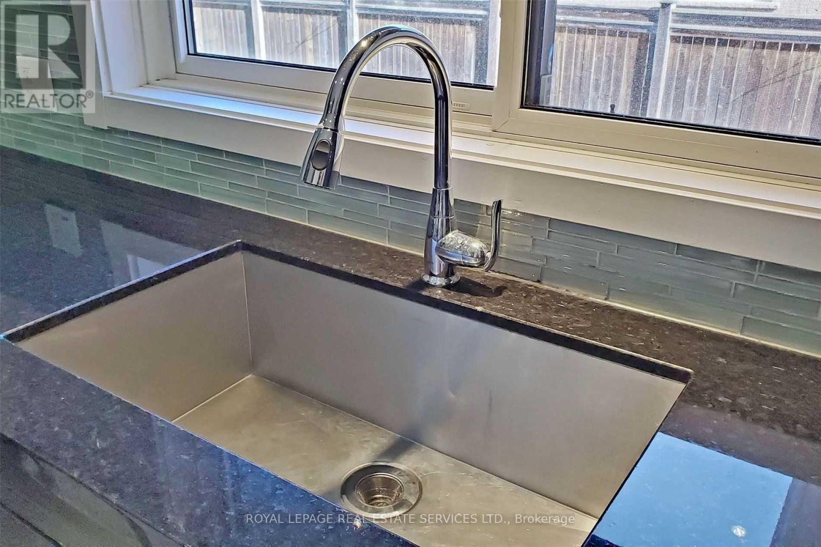 4 Mcmaster Avenue, Hamilton, ON - Indoor Photo Showing Other Room
