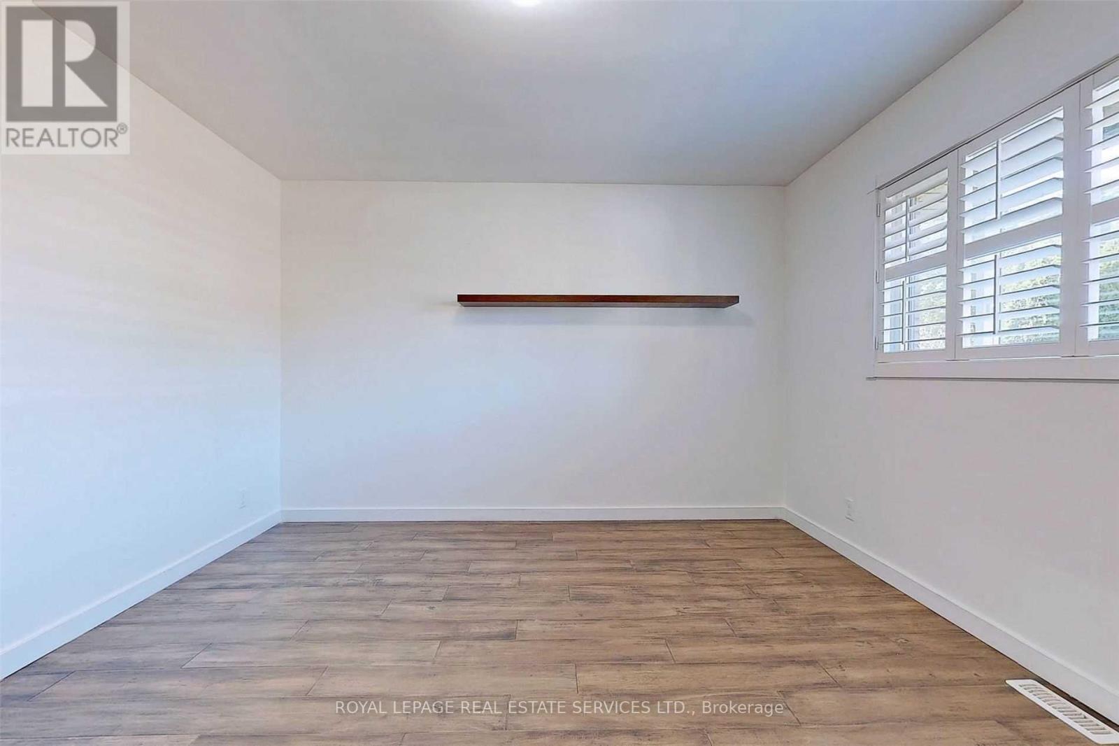 4 Mcmaster Avenue, Hamilton, ON - Indoor Photo Showing Other Room