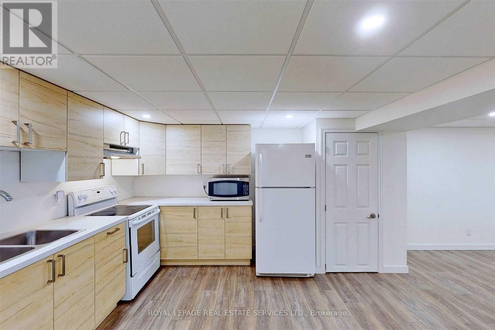 4 Mcmaster Avenue, Hamilton, ON - Indoor Photo Showing Kitchen With Double Sink