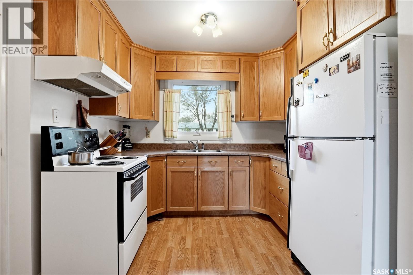 2362 Easthill, Saskatoon, SK - Indoor Photo Showing Kitchen With Double Sink