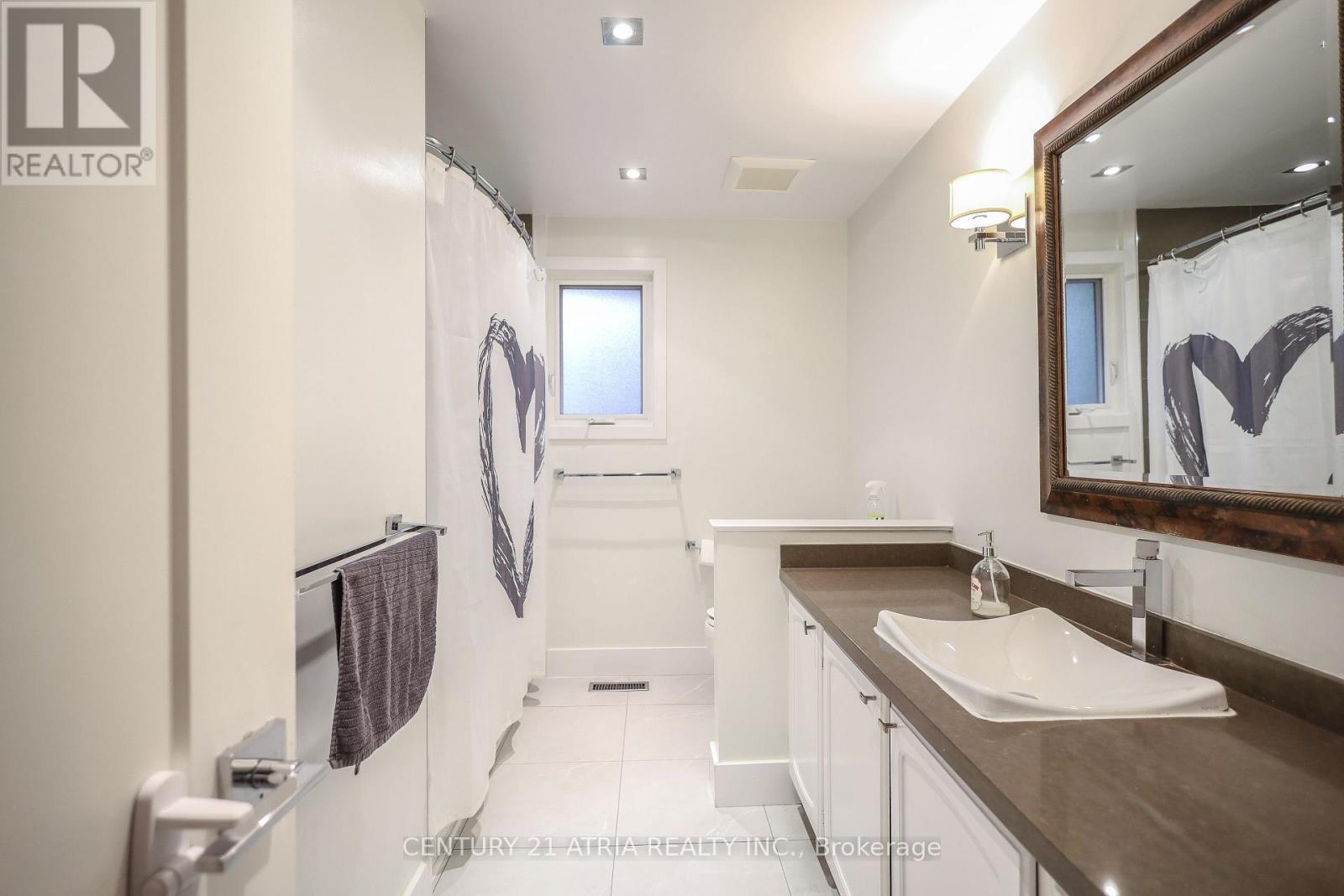 2750 Barnstone Crescent, Mississauga, ON - Indoor Photo Showing Bathroom