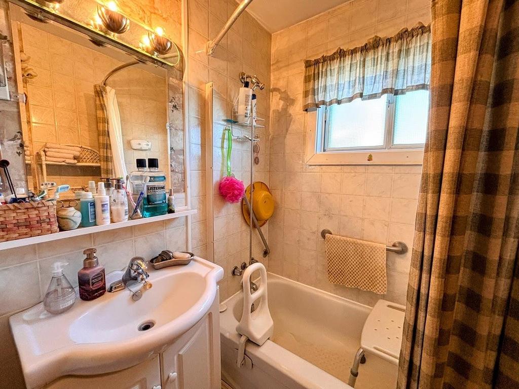 9 Swallow Drive, Manitouwadge, ON - Indoor Photo Showing Bathroom