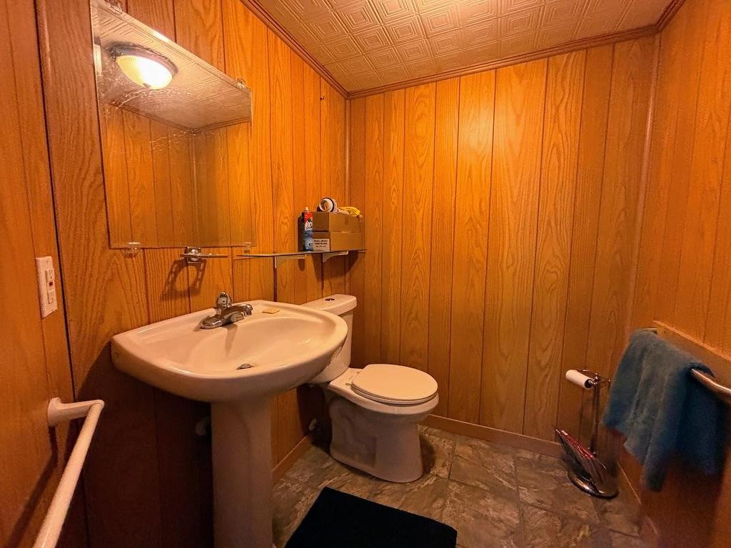 9 Swallow Drive, Manitouwadge, ON - Indoor Photo Showing Bathroom