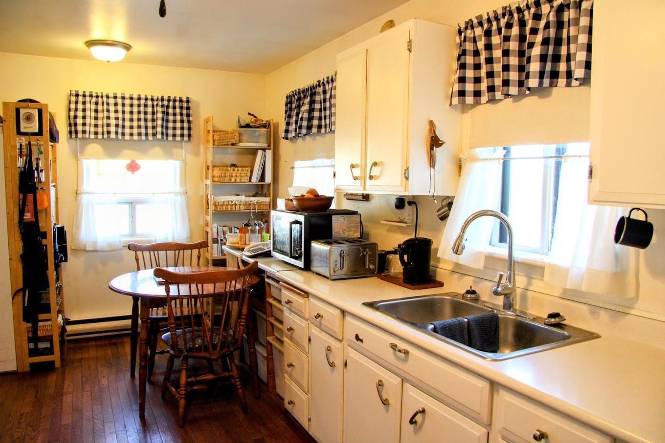 9 Swallow Drive, Manitouwadge, ON - Indoor Photo Showing Kitchen With Double Sink