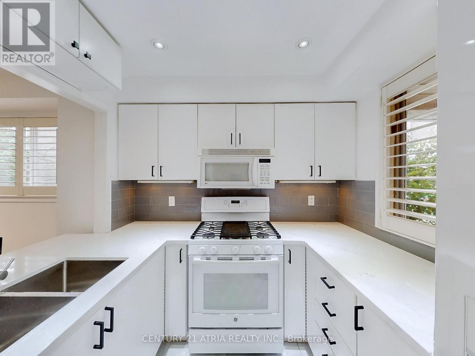 1366 Treeland Street, Burlington, ON - Indoor Photo Showing Kitchen