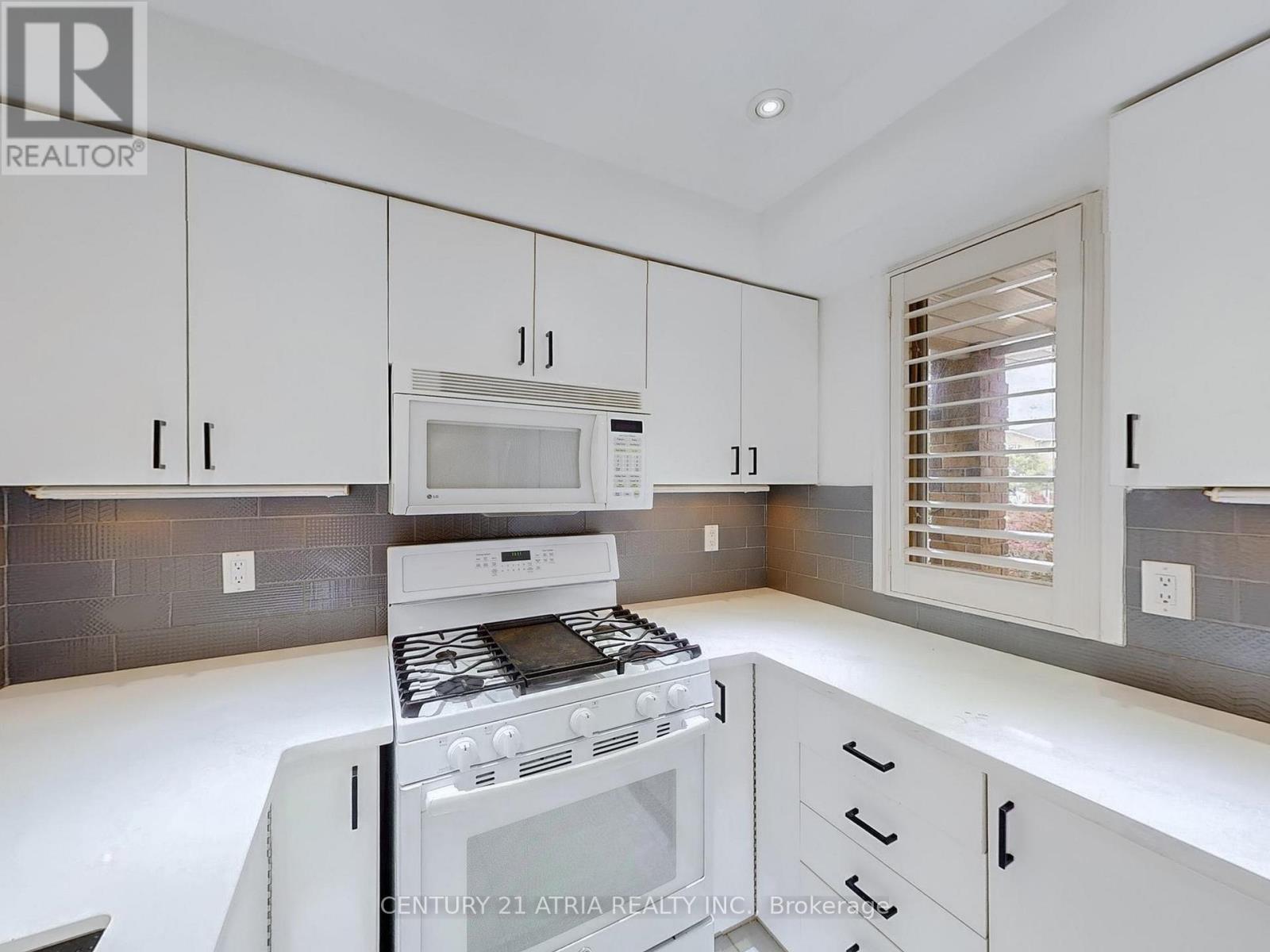 1366 Treeland Street, Burlington, ON - Indoor Photo Showing Kitchen