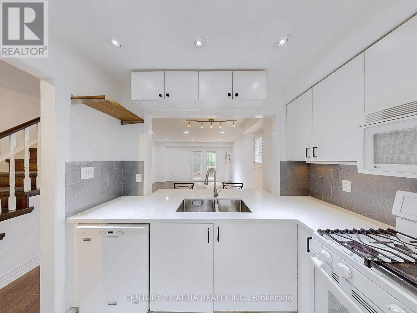 1366 Treeland Street, Burlington, ON - Indoor Photo Showing Kitchen