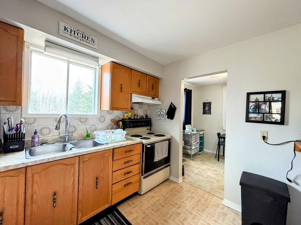 80 Matachewan Road, Manitouwadge, ON - Indoor Photo Showing Kitchen With Double Sink