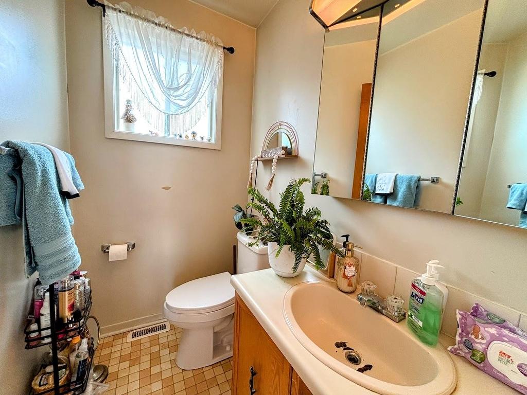 80 Matachewan Road, Manitouwadge, ON - Indoor Photo Showing Bathroom