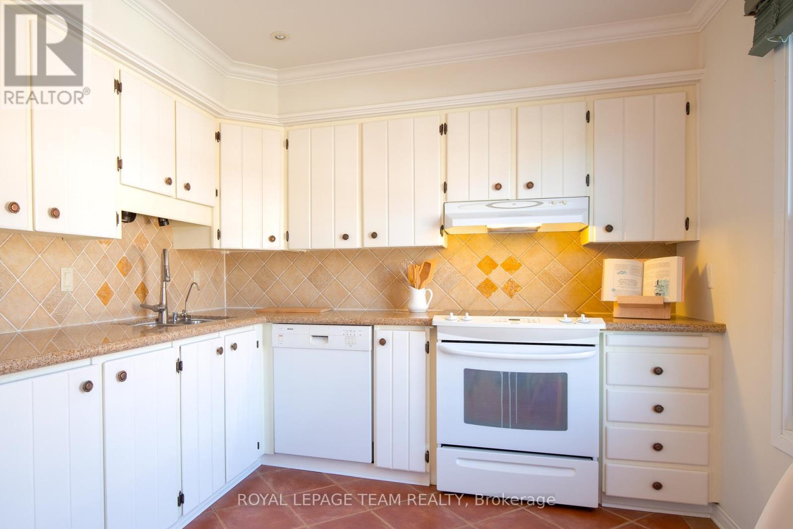 Kitchen with granite countertop & tile backsplash - 8 Moorside Private, Ottawa, ON - Indoor Photo Showing Kitchen