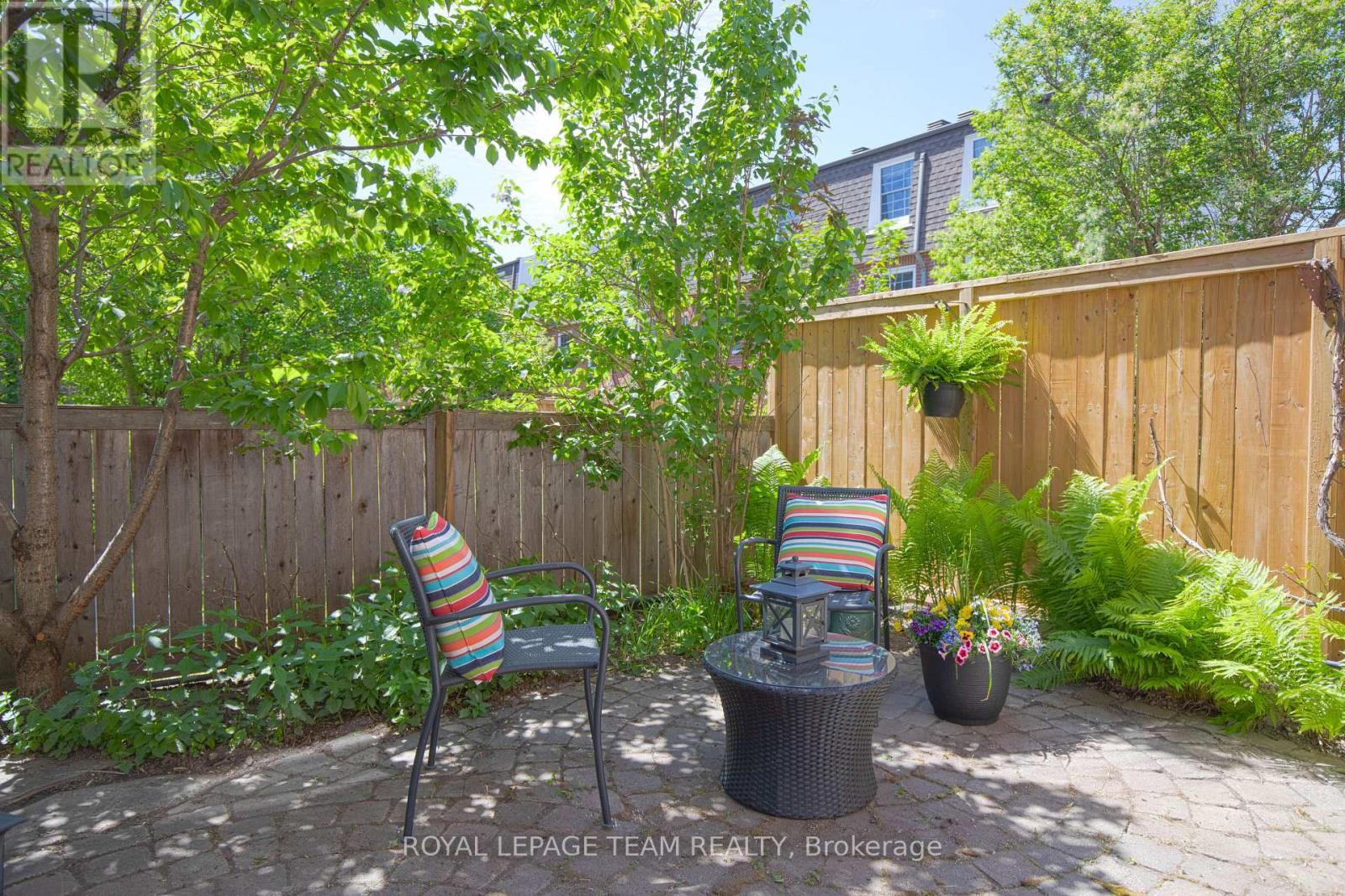 Your private oasis - 8 Moorside Private, Ottawa, ON - Outdoor