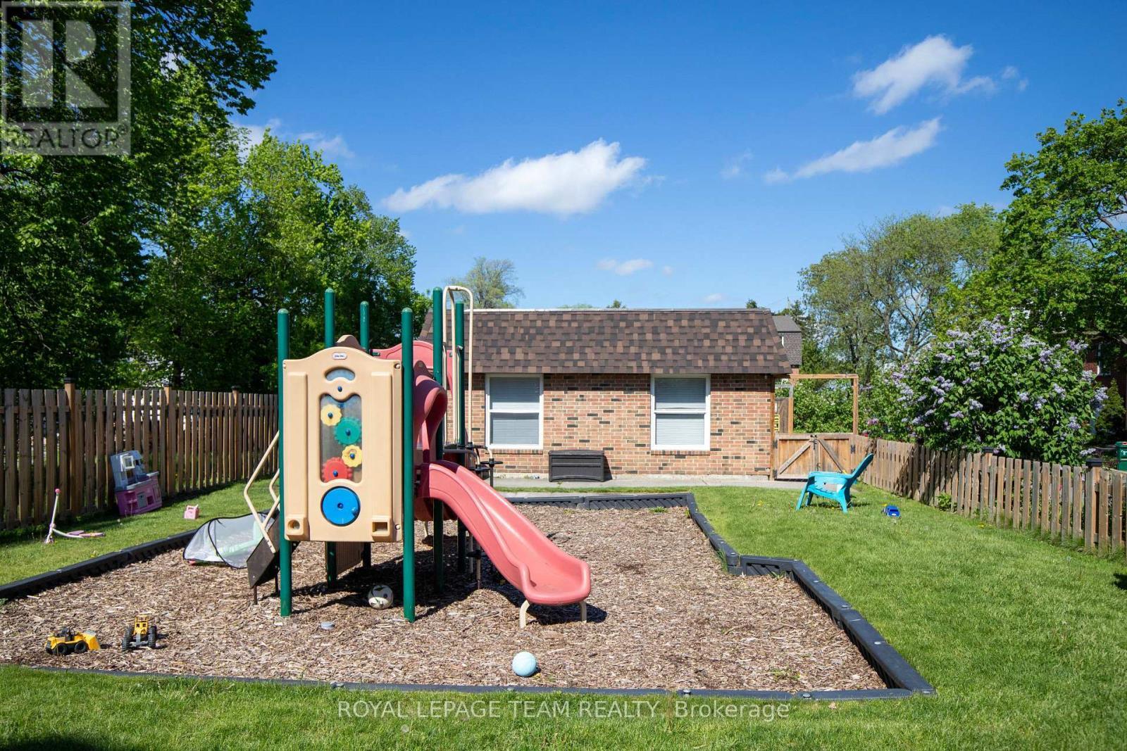 Clubhouse and playground - 8 Moorside Private, Ottawa, ON - Outdoor