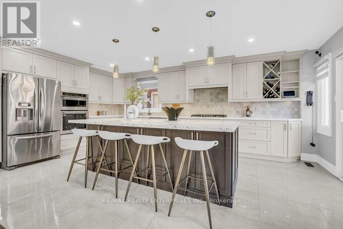 5683 Oldcastle Crescent, Mississauga, ON - Indoor Photo Showing Kitchen With Upgraded Kitchen