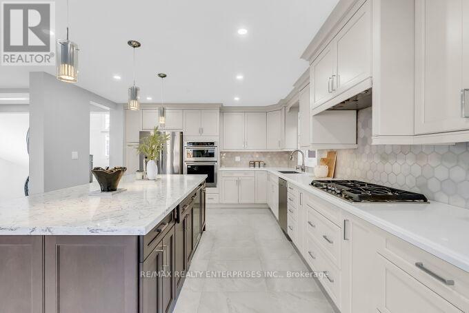 5683 Oldcastle Crescent, Mississauga, ON - Indoor Photo Showing Kitchen With Upgraded Kitchen