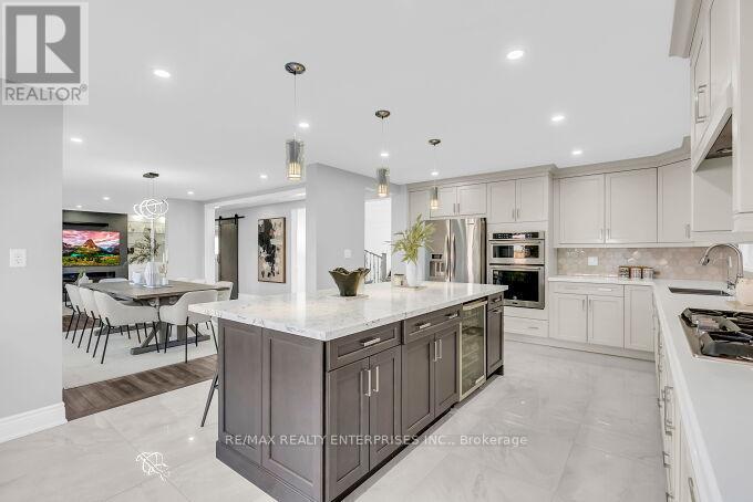 5683 Oldcastle Crescent, Mississauga, ON - Indoor Photo Showing Kitchen With Upgraded Kitchen