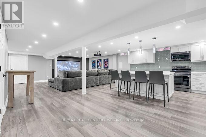 5683 Oldcastle Crescent, Mississauga, ON - Indoor Photo Showing Kitchen With Upgraded Kitchen