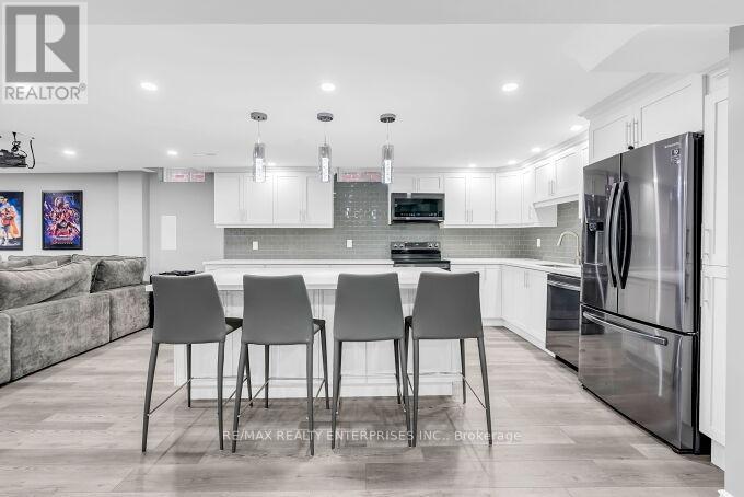 5683 Oldcastle Crescent, Mississauga, ON - Indoor Photo Showing Kitchen With Upgraded Kitchen
