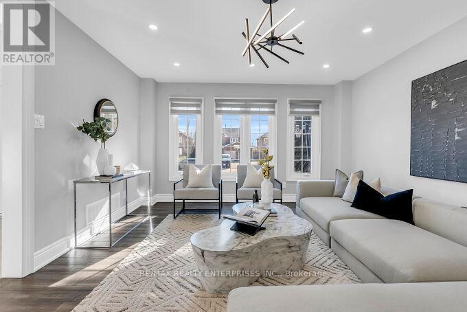 5683 Oldcastle Crescent, Mississauga, ON - Indoor Photo Showing Living Room
