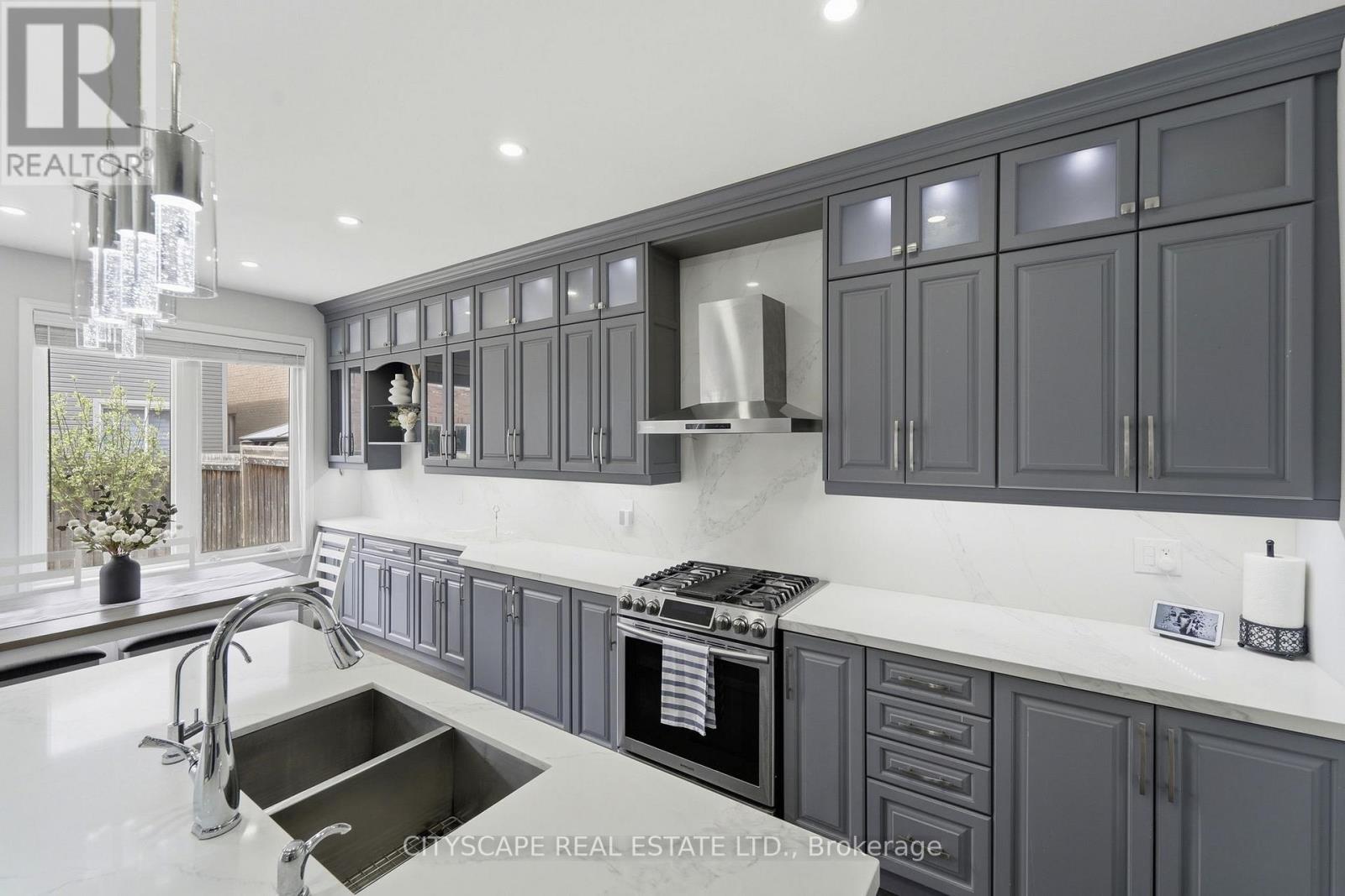 305 Gleave Terrace E, Milton, ON - Indoor Photo Showing Kitchen With Double Sink With Upgraded Kitchen