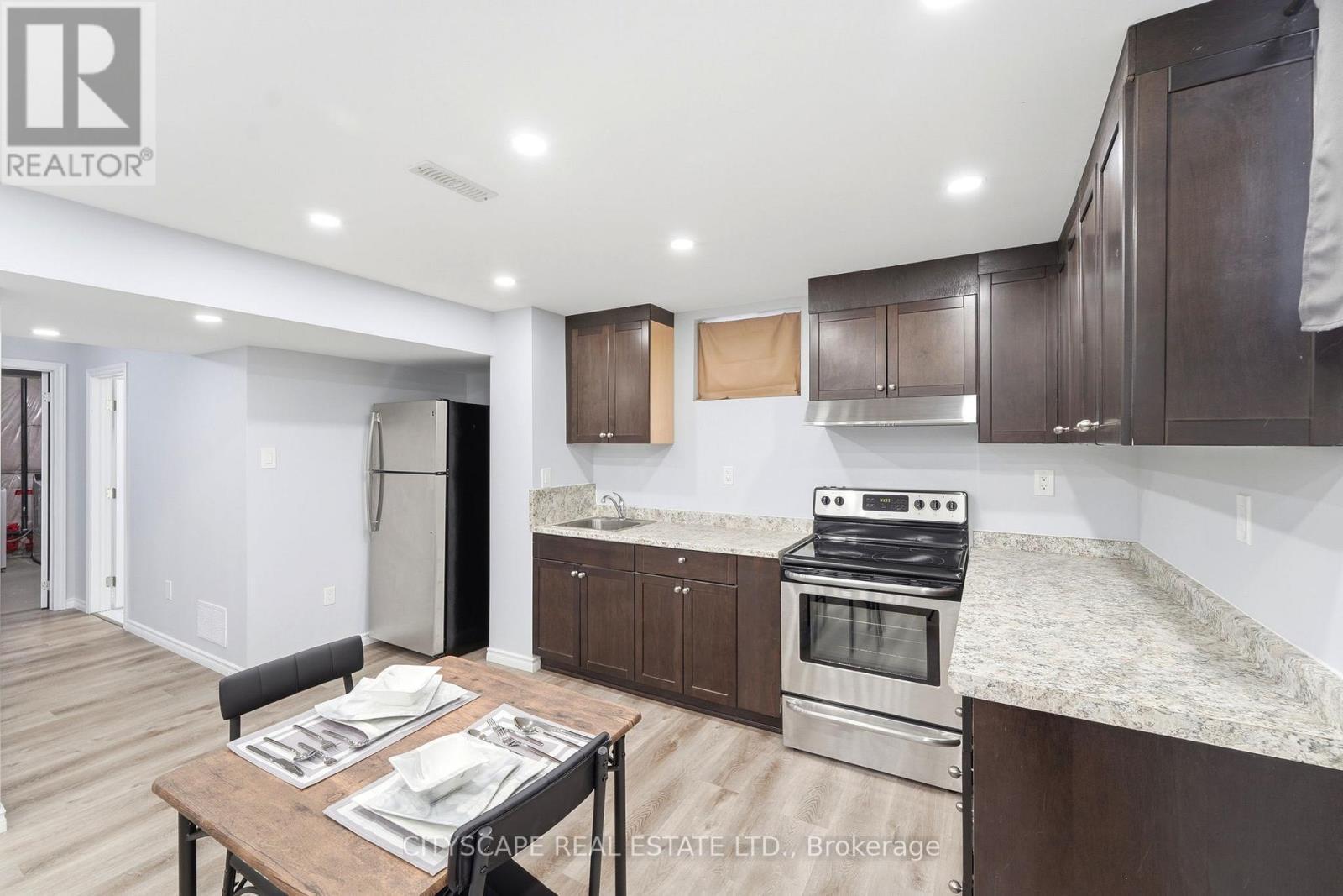 305 Gleave Terrace E, Milton, ON - Indoor Photo Showing Kitchen