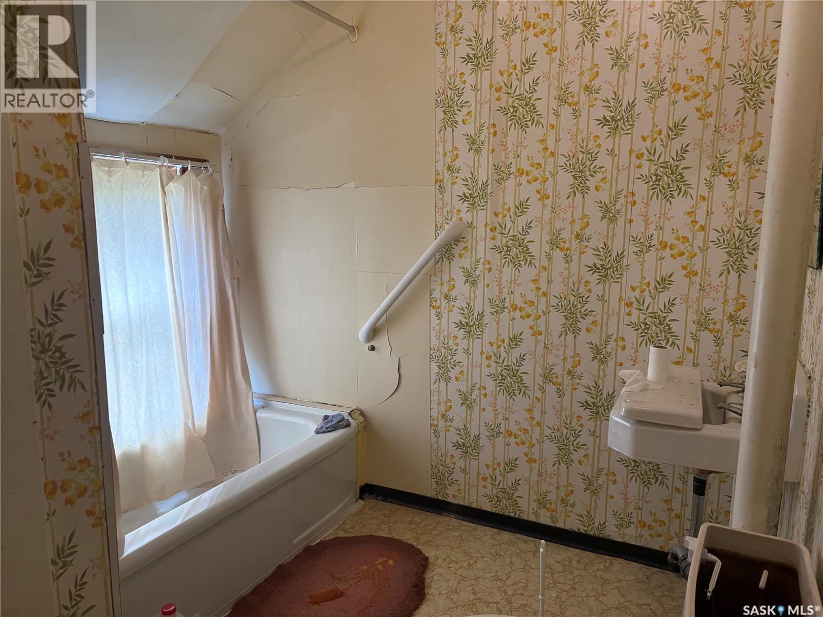 102- 104 2Nd Avenue, Meacham, SK - Indoor