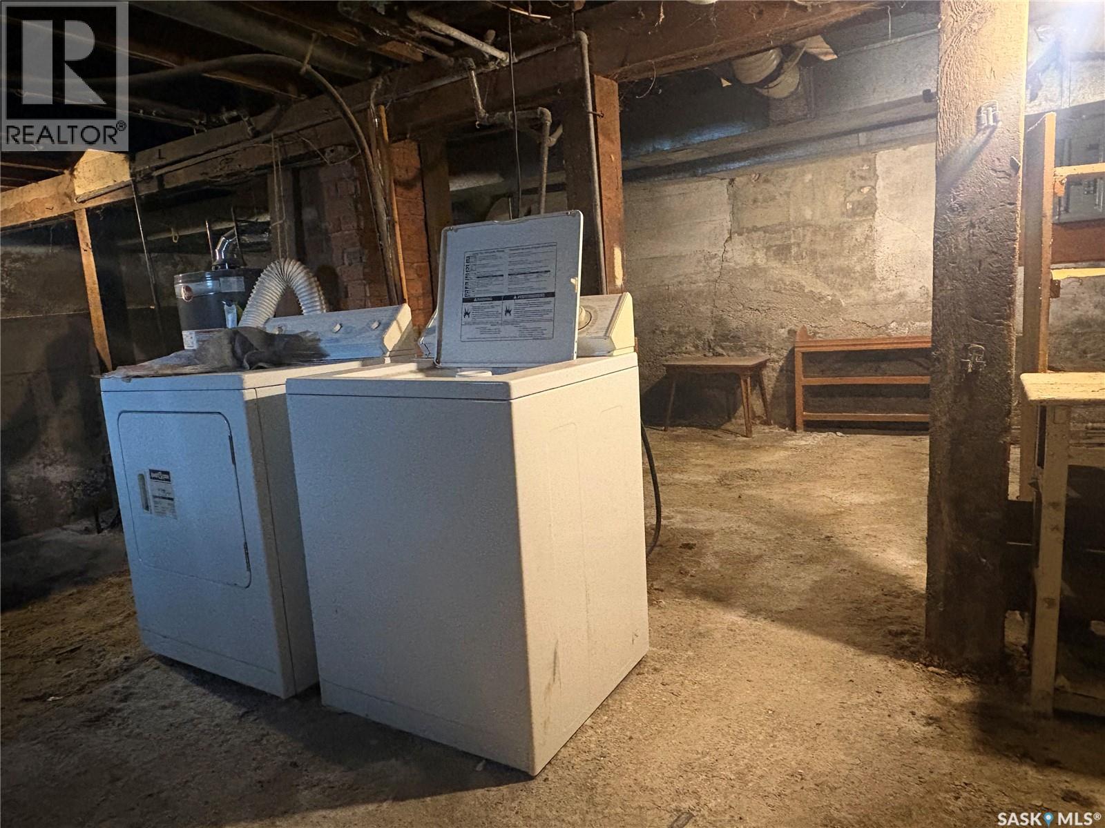 102- 104 2Nd Avenue, Meacham, SK - Indoor Photo Showing Laundry Room