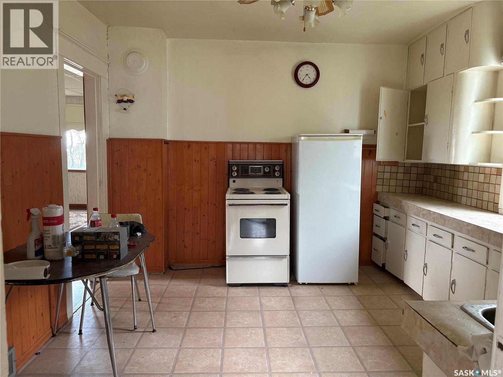 102- 104 2Nd Avenue, Meacham, SK - Indoor Photo Showing Kitchen