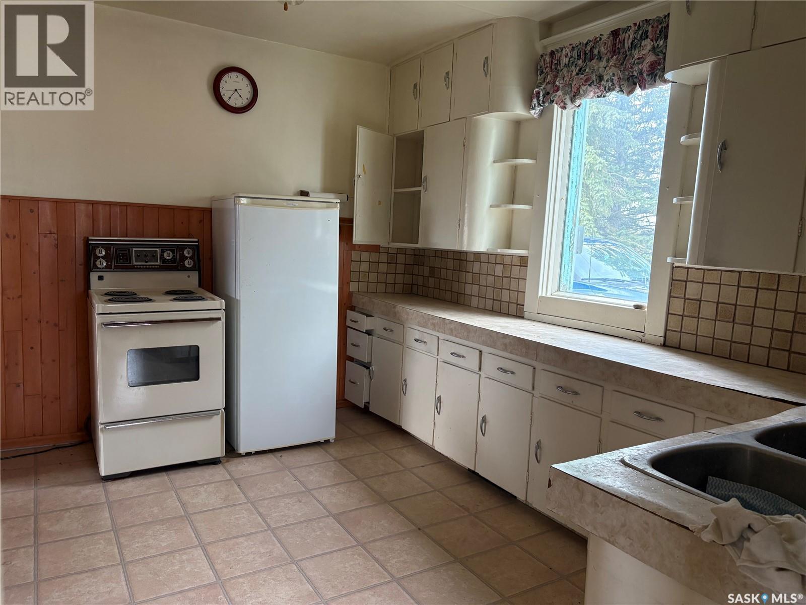 102- 104 2Nd Avenue, Meacham, SK - Indoor Photo Showing Kitchen With Double Sink