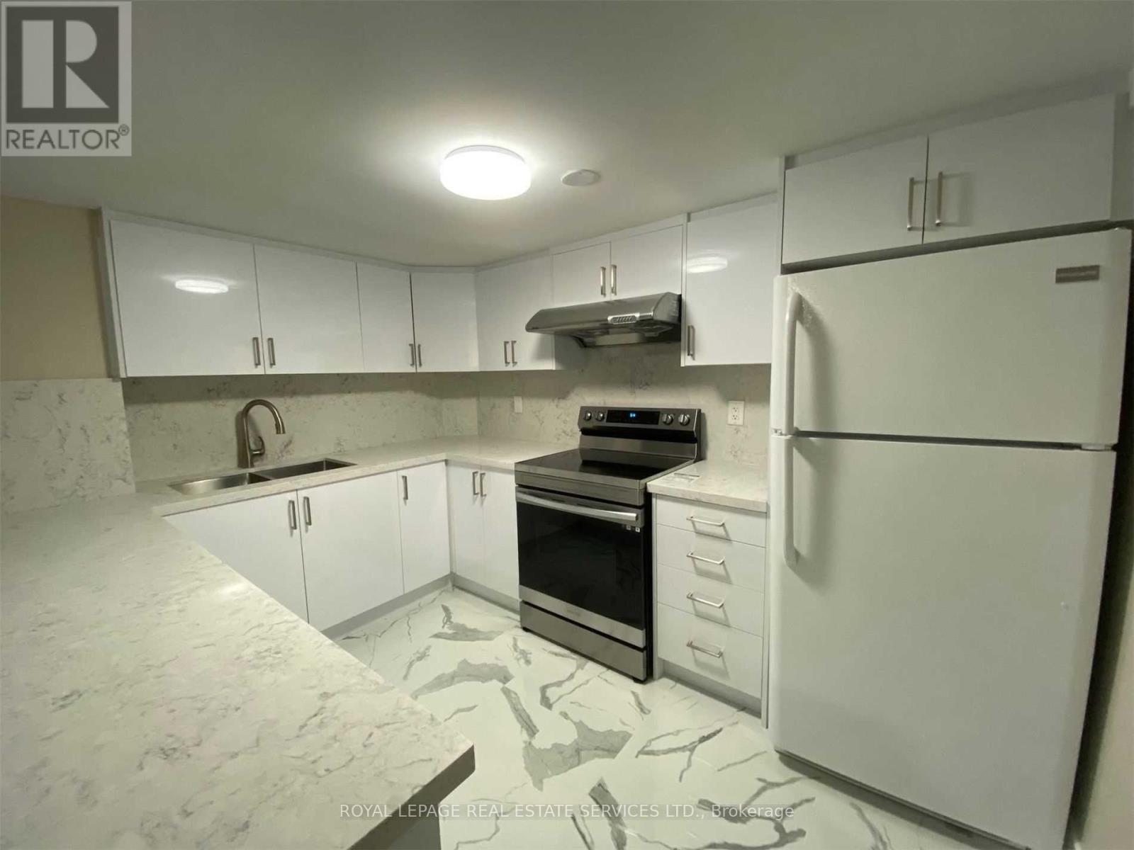 4127 Loyalist Drive, Mississauga, ON - Indoor Photo Showing Kitchen With Double Sink