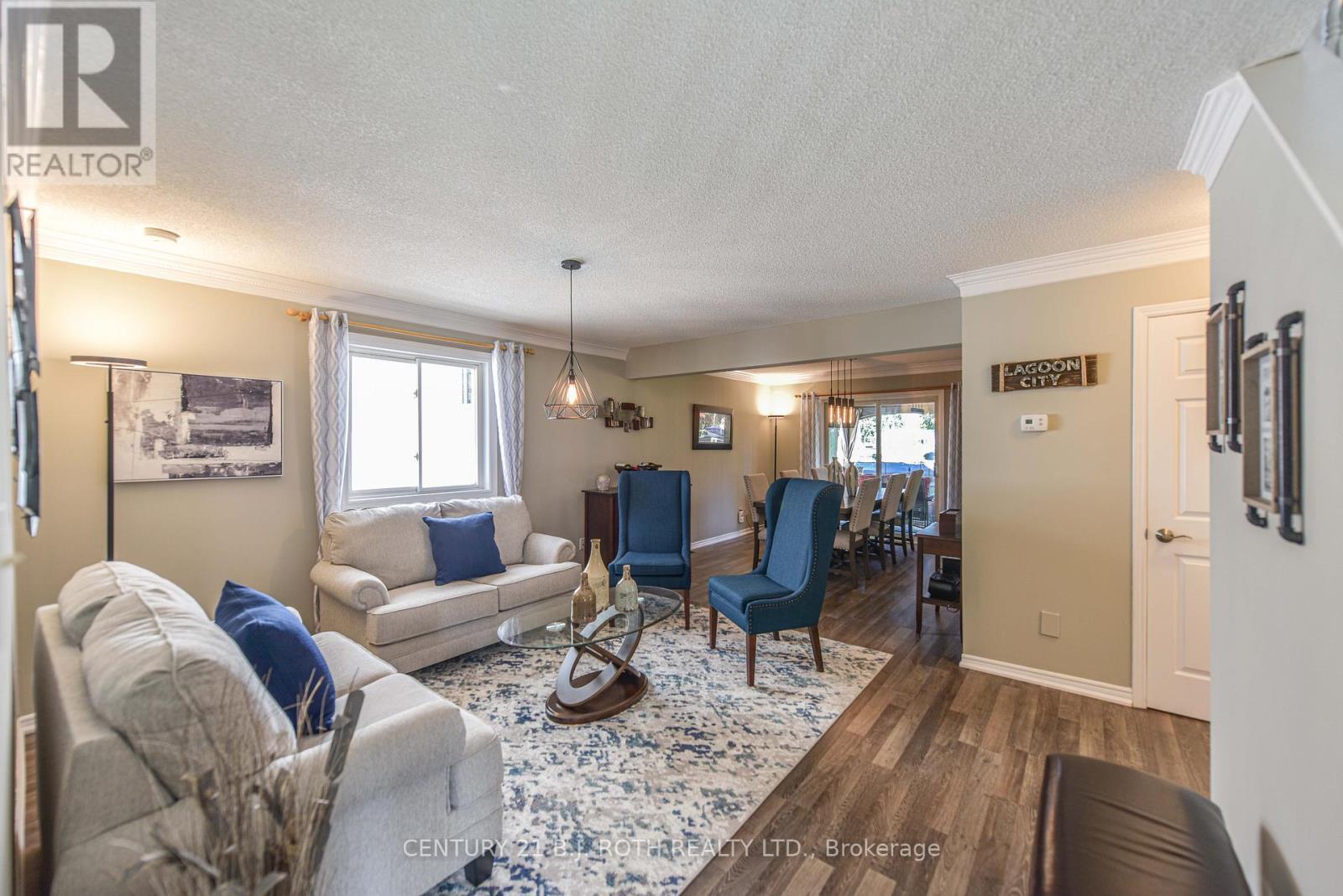 60 Simcoe Road, Ramara, ON - Indoor Photo Showing Living Room