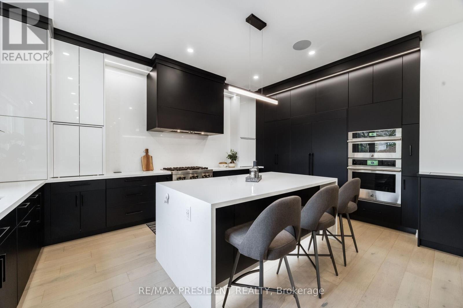 1081 Ogden Avenue, Mississauga, ON - Indoor Photo Showing Kitchen With Upgraded Kitchen