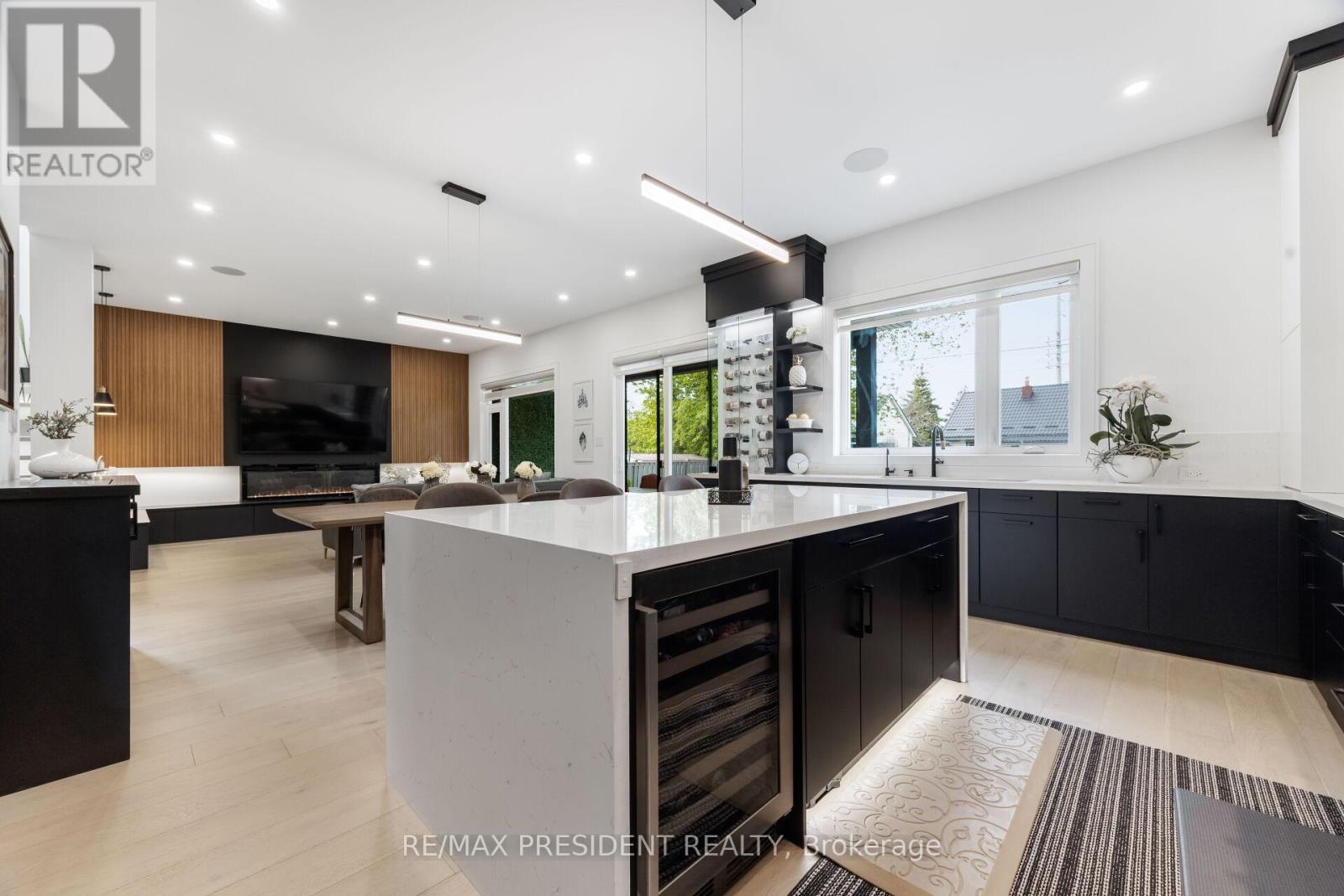 1081 Ogden Avenue, Mississauga, ON - Indoor Photo Showing Kitchen With Upgraded Kitchen